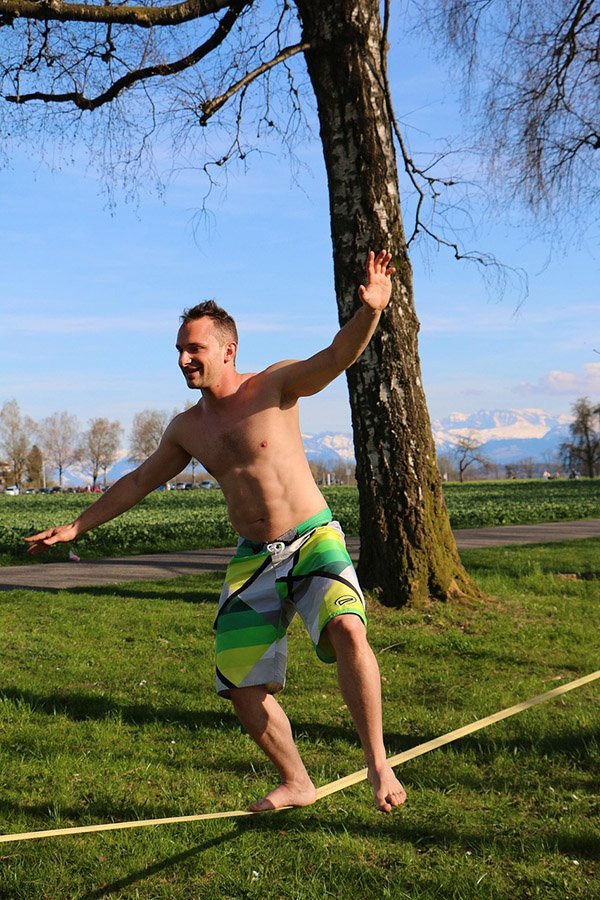 Man slacklining
