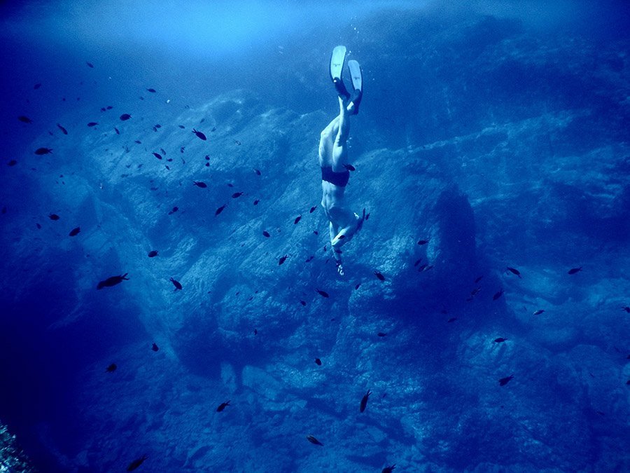 Man freediving